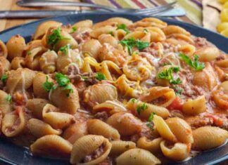 Pasta con cipolle salsicce e provola