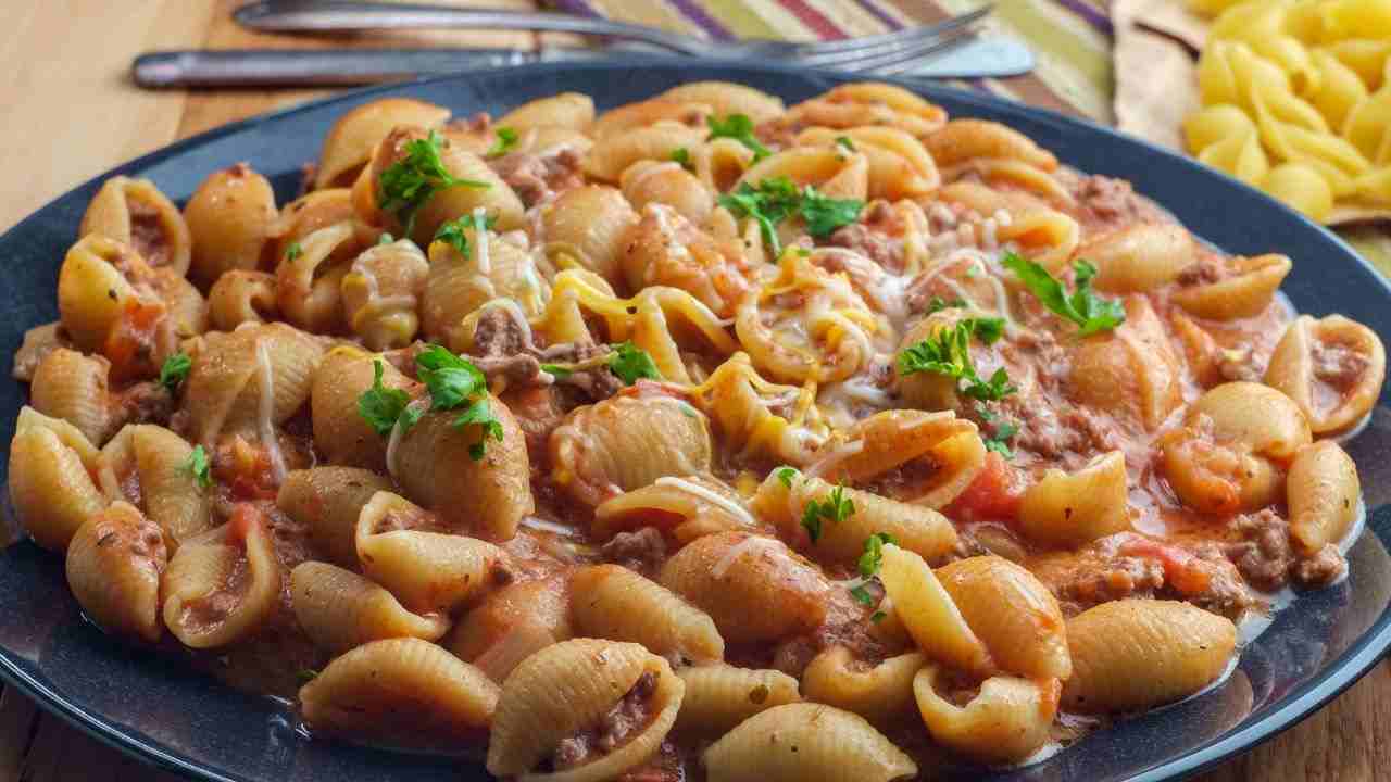 Pasta con cipolle salsicce e provola
