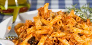 Pasta con melanzane salsicce e fontina
