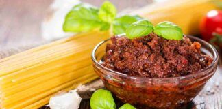 Pasta con pesto di tonno e pomodori secchi