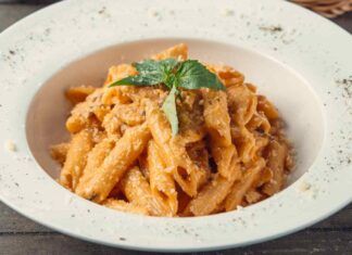Pasta con ricotta e pesto di pomodorini