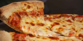 Pizza senza lunga lievitazione - RicettaSprint