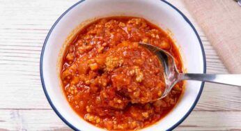 Quando hai ospiti a pranzo e vuoi fare bella figura prepara il ragù di nonna Pina, un capolavoro culinario che zittisce tutti, neanche un intingolo rimane in pentola