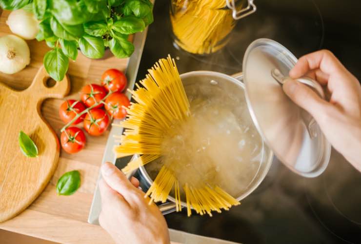 Sale nella pasta quando va messo - RicettaSprint