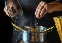 Sale nella pasta quando va messo - RicettaSprint