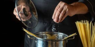 Sale nella pasta quando va messo - RicettaSprint