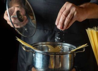 Sale nella pasta quando va messo - RicettaSprint