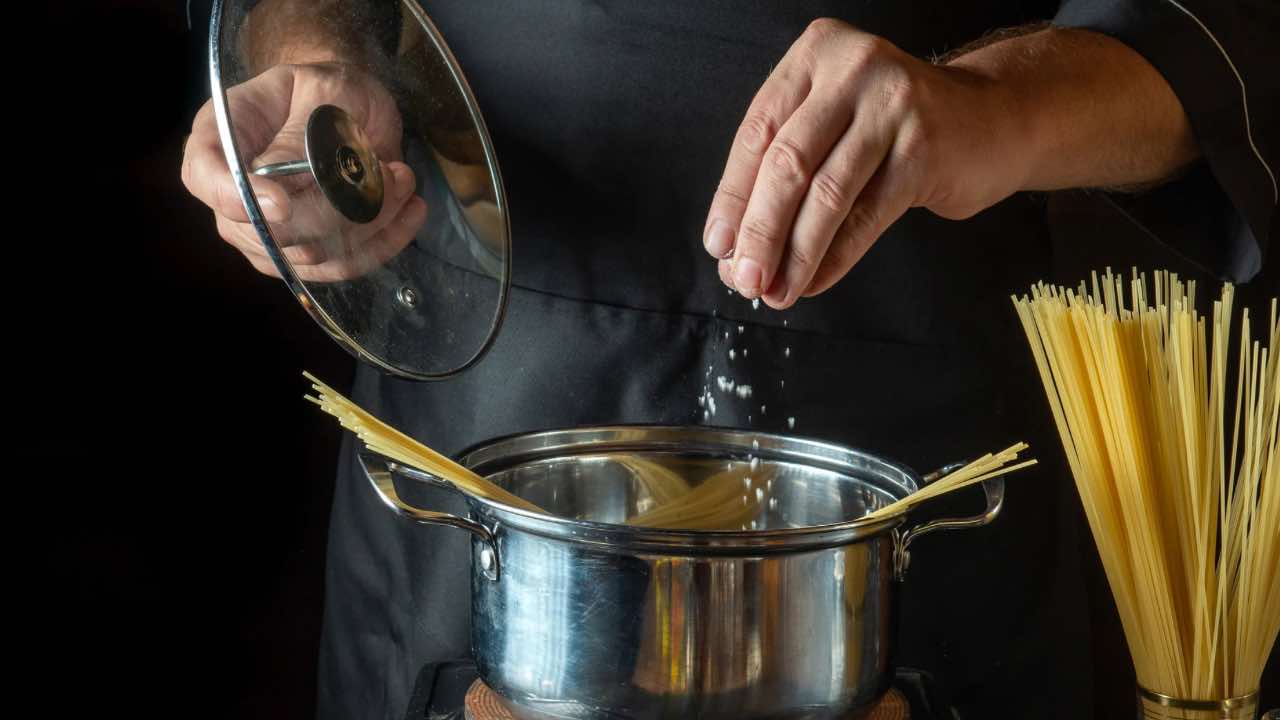 Sale nella pasta quando va messo - RicettaSprint