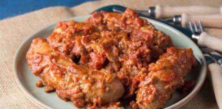 Salsicce in padella al pomodoro