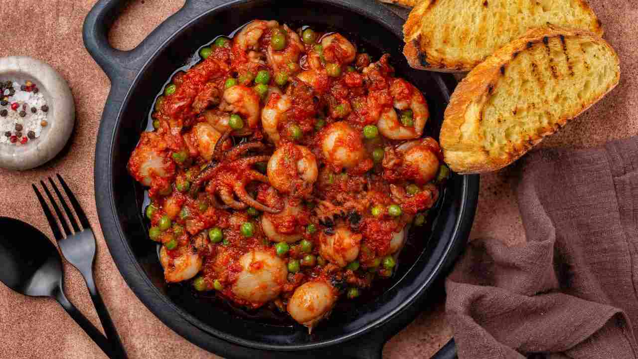 Seppie con piselli e pomodoro