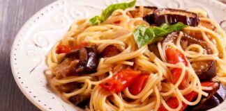 Spaghetti con melanzane pomodorini e basilico