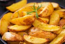Patate al forno come in rosticceria Spicchi di patate al forno con la buccia