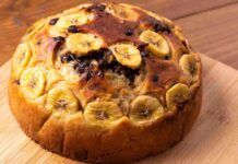 Torta di banane e gocce di cioccolato