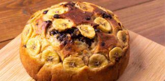 Torta di banane e gocce di cioccolato