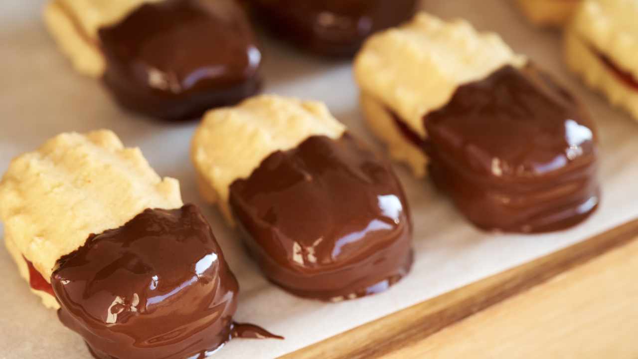 Biscotti ripieni di marmellata con cioccolato RicettaSprint