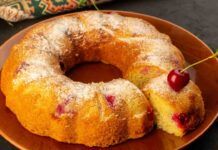 Questo è un Ciambellone unico: panna per una morbidezza WOW e golose ciliegie per una combo perfetta, stamattina sforno una specialità! Ciambellone alle ciliegie