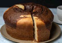 Ciambellone marmorizzato altissimo e goloso ma ho puntato alla leggerezza, l’ho fatto light così 2 fette non me le toglie nessuno! Ciambellone marmorizzato light
