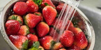 Come lavare bene le fragole RicettaSprint