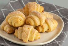 Cornetti di pasta sfoglia alla crema