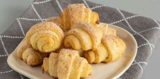 Cornetti di pasta sfoglia alla crema