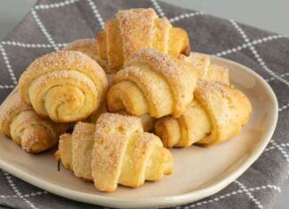 Cornetti di pasta sfoglia alla crema
