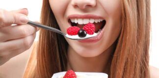 Donna che mangia yogurt