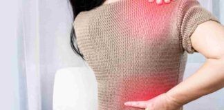 Donna con dolori muscolari