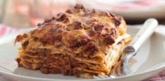 Lasagna alla bolognese con ragù di manzo e salsicce