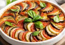 Ho deciso questo sarà il contorno per Pasqua si abbina con tutto, metto tutto nella pirofila e direttamente in forno, zero sbatti e sporco Melanzane zucchine e pomodori al forno RicettaSprint
