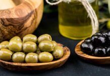 Olive snocciolate sott’olio, ho trovato la ricetta in un vecchio quaderno di nonna e sono divine Olive snocciolate sott'olio
