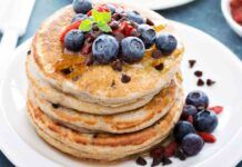 Solo albumi e tante golose gocce di cioccolato, è così che preparo i pancake, con solo 60 kcal li posso mangiare tutti i giorni! Pancake agli albumi con gocce di cioccolato