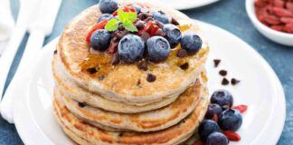Pancake agli albumi con gocce di cioccolato