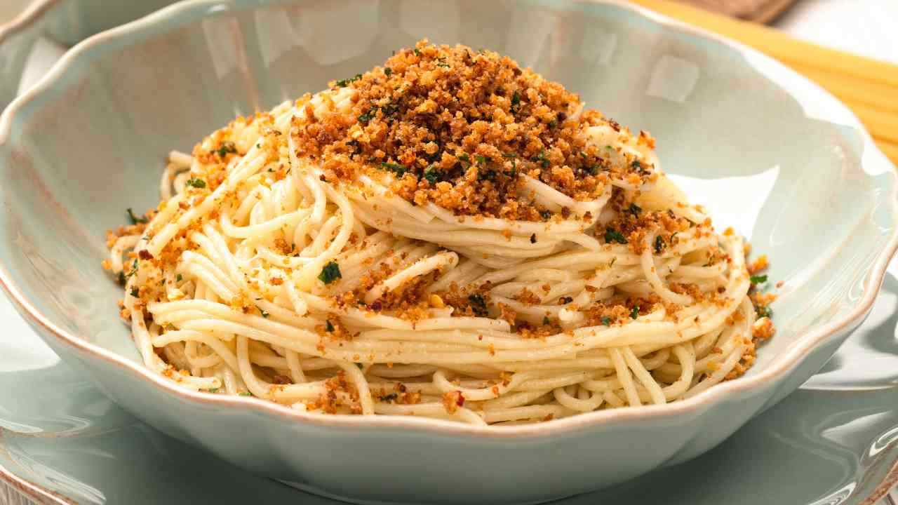 Pasta ca muddica atturrara alla siciliana - RicettaSprint