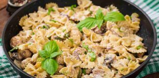Pasta con salsicce funghi e stracchino