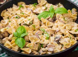 Pasta con salsicce funghi e stracchino