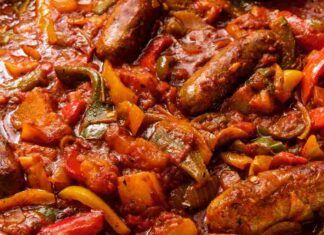 La padellata della nonna che mette d’accordo tutti, il suo segreto? Cucina carne e verdura insieme, geniale no? Peperoni in padella con salsicce e patate Ricetta Sprint