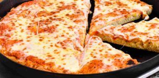 Pizza di pane con pomodoro e mozzarella RicettaSprint