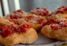 Ma chi le compra mai, le pizzottelle di mia nonna sono indiscutibili. Come le riconosco? Sono abbastanza unte tra le dita. Top. Pizzette fritte