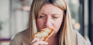 Donna che mangia pane