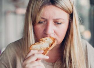Donna che mangia pane