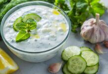 Questa salsetta la metto sulla carne e anche sul pesce, prepararla è un gioco da ragazzi Salsa yogurt con cetriolo - RicettaSprint