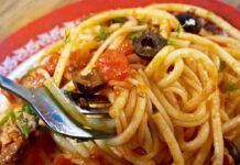 Puttanesca con il riciclo, ancora più buona della ricetta classica, altro che bis si sono ripuliti pure il piatto Spaghetti alla puttanesca con riciclo
