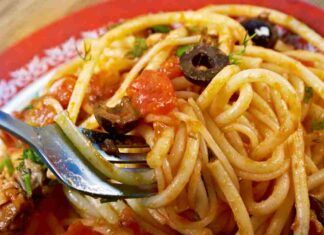 Puttanesca con il riciclo, ancora più buona della ricetta classica, altro che bis si sono ripuliti pure il piatto Spaghetti alla puttanesca con riciclo