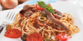 Spaghetti con tonno, pomodorini e olive