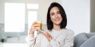 donna che beve succo