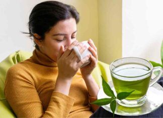 Donna beve tè verde