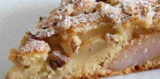Torta di pere e granella di nocciole