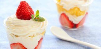 Torta in bicchiere con panna e fragole Ricetta Sprint