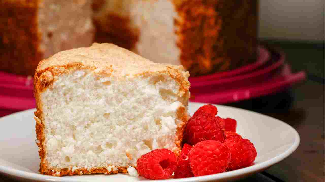 Un dolce nuvola con soli tre ingredienti, il mio dolce di oggi lo preparo così. Una vera delizia e non metto un grammo
