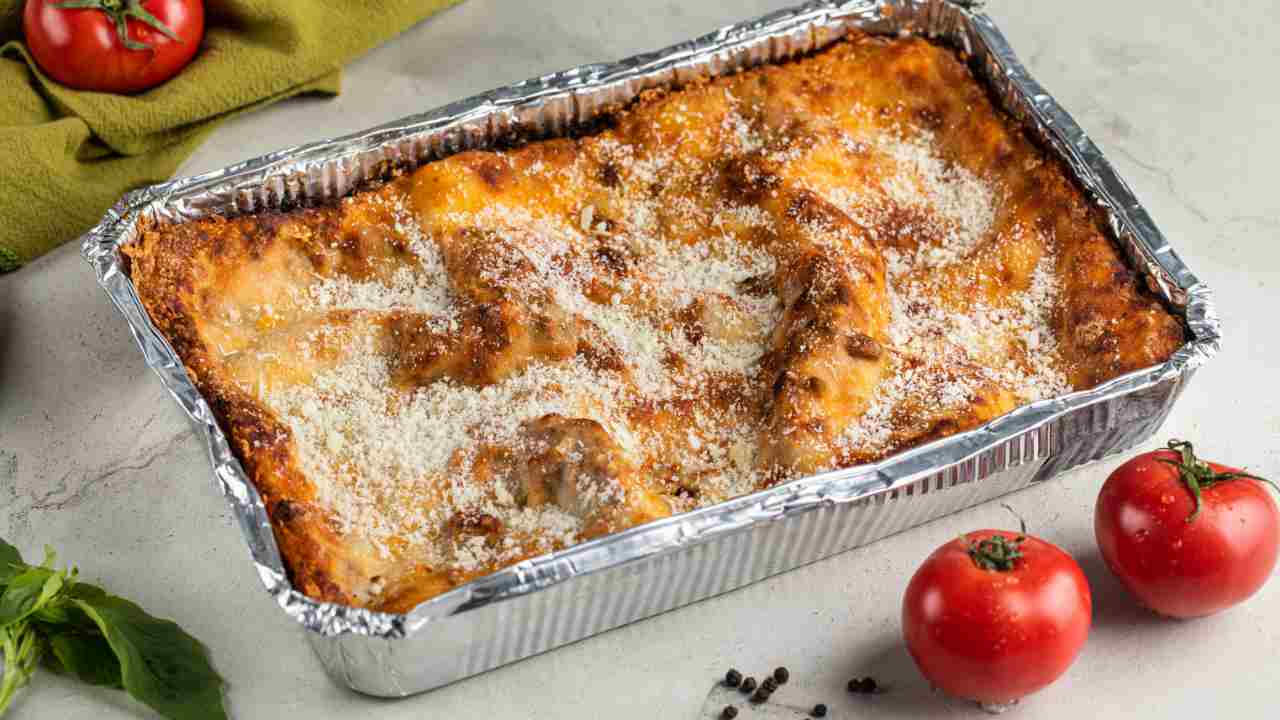 Una lasagnetta sempre nel freezer non guasta mai, questa la prepari in 30 minuti, niente ribollite ma tanto parmigiano. Un sughetto finto che non delude mai